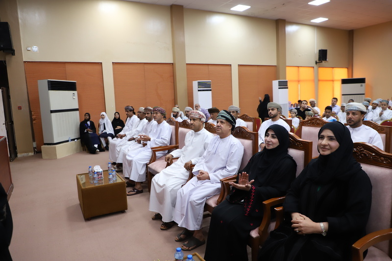 لحفل الختامي لمسابقة المناظرة باللغة الإنجليزية لطلبة الصفين الثامن والتاسع بمدارس تعليمية ظفار