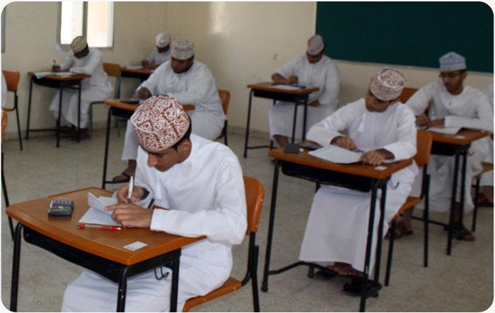 طلاب الدبلوم العام يشكون من صعوبة امتحان مادة الفيزياء