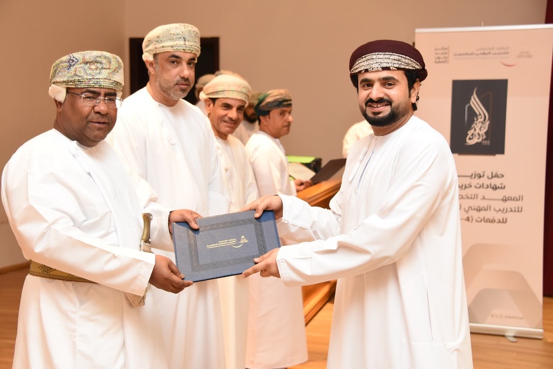 حفل تسليم شهادات خريجي البرامج التدريبية التخصصية للدفعات (الرابعة-الخامسة-السادسة) من خريجي المعهد التخصصي