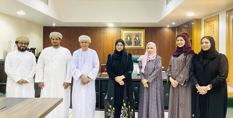 المديرة العامة للتربية والتعليم بمحافظة ظفار تستقبل أعضاء اللجنة العمانية لحقوق الإنسان، وممثل جمعية الأطفال أولًا