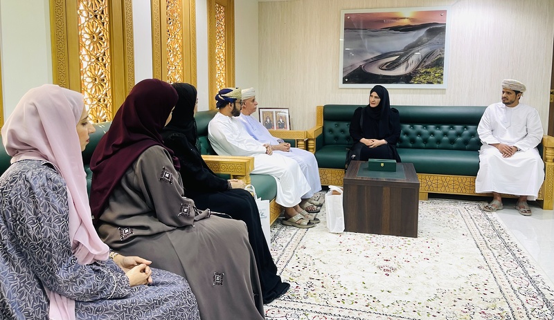 المديرة العامة للتربية والتعليم بمحافظة ظفار تستقبل أعضاء اللجنة العمانية لحقوق الإنسان، وممثل جمعية الأطفال أولًا