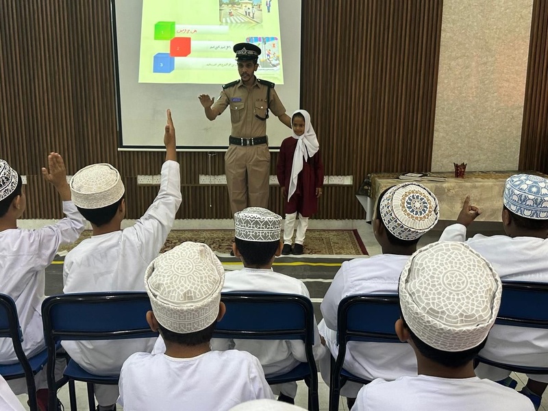معهد السلامة المرورية  يقدم مجموعة من المحاضرات التوعوية بتعليمية ظفار