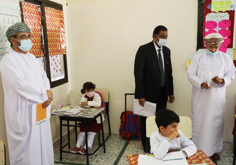 مدير عام تعليمية ظفار يختتم زيارته لمدارس ولاية مقشن وولاية ثمريت