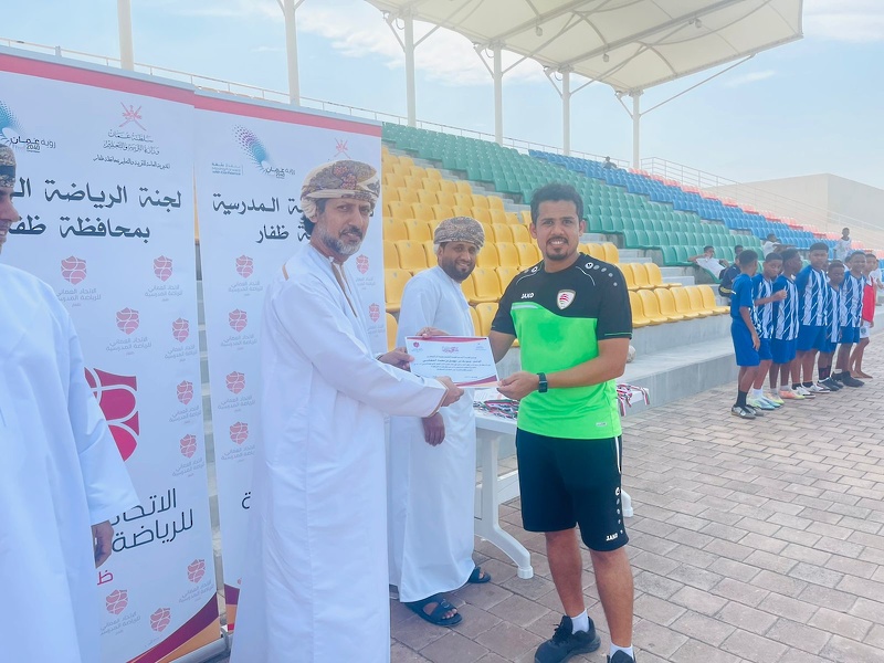 مدرسة السلطان قابوس تتوج ببطولة كرة القدم لمدارس تعليمية ظفار .