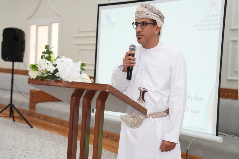 والي جعلان بني بوعلي يكرم المجيدين بمدرستي عاصم بن عدي والجوابي للتعليم الاساسي