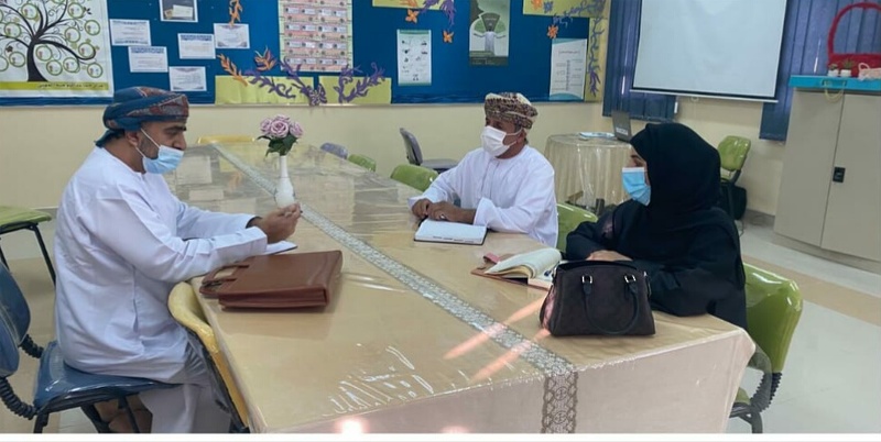 فريق من دائرة تطوير الأداء المدرسي يزور مدارس تعليمية محافظة الظاهرة 