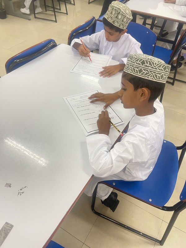 تنفيذ الاختبار البعدي لقياس مهارة القراءة باللغة الإنجليزية بتعليمية ظفار