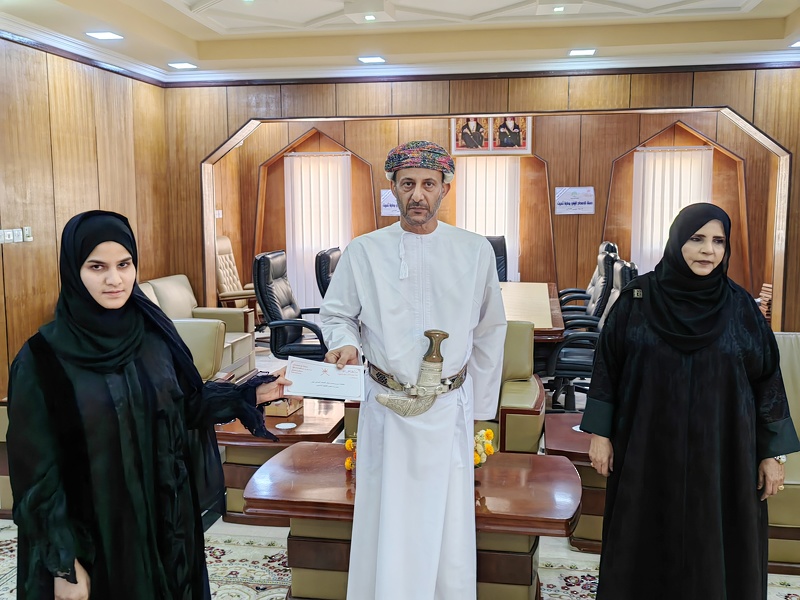 والي ثمريت يكرم أحدى الشركات الطلابية بمدارس الولاية .