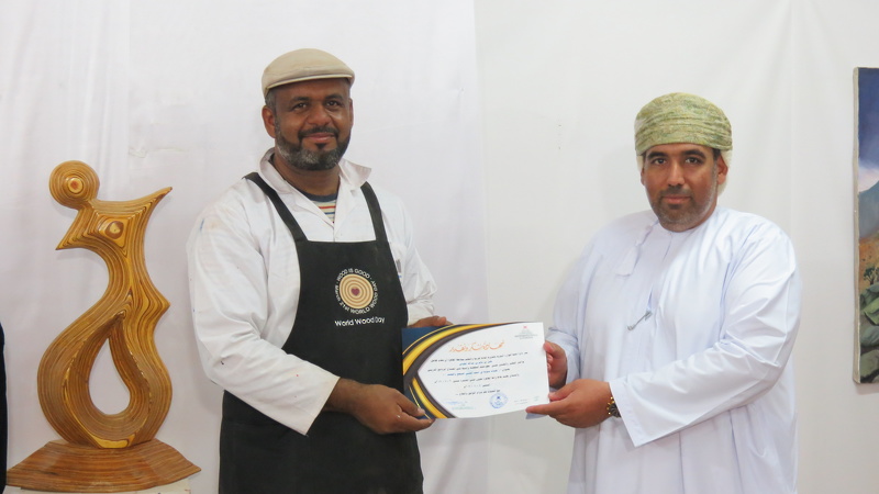 تعليمية الظاهرة تختتم برنامج الفنون التشكيلية حول تقنيات النحت على الخشب