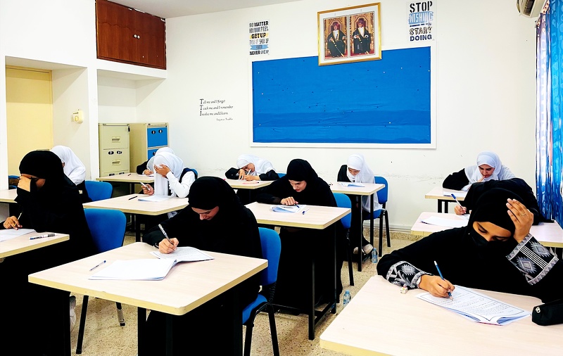 تنفيذ اختبارات مسابقة المناهزات للصفوف  الحادي عشر والثاني عشر بتعليمية ظفار