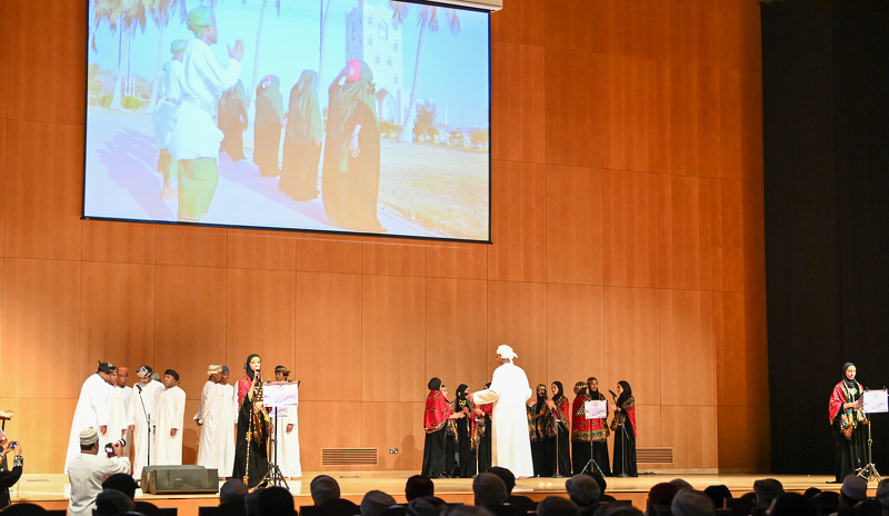 تعليمية ظفار تكرم عدد ٢٠٠ من الطلبة والمعلمين المجيدين في الأنشطة التربوية