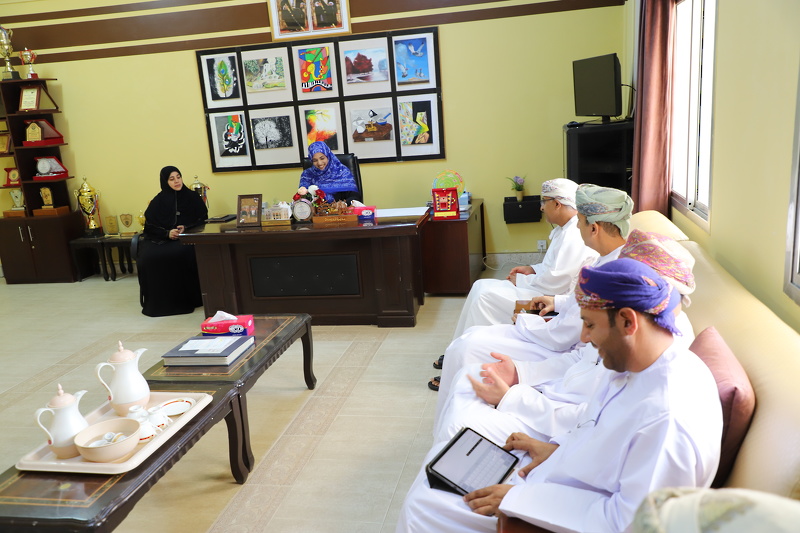 وكيل وزارة التربية والتعليم للشؤون الإدارية والمالية يزور عدد من مدارس محافظة ظفار