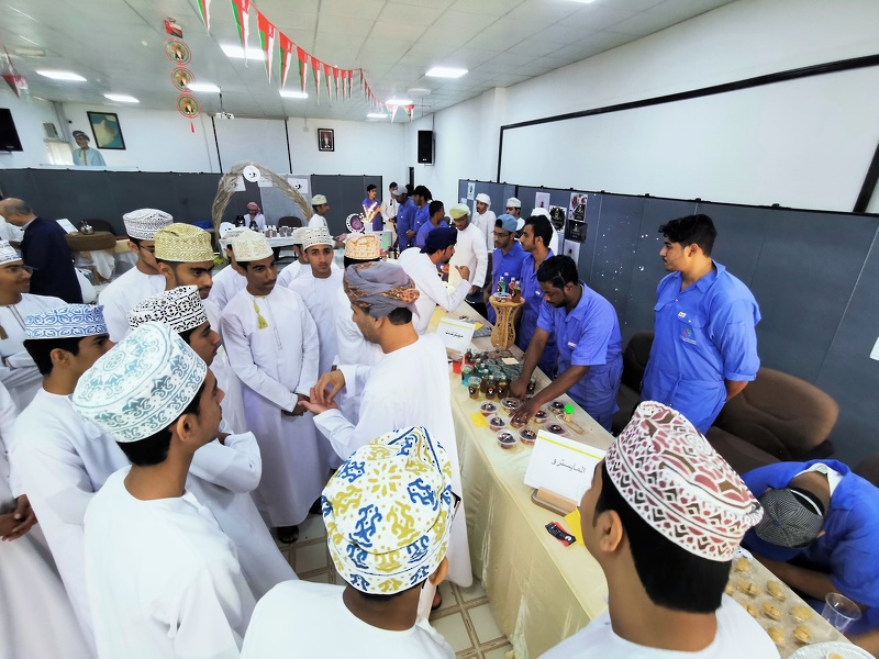 ضمن الاستعداد للأسبوع الوطني زيارة طلاب تعليمية الظاهرة لمعرض ريادة الأعمال بالكلية المهنية بعبري 