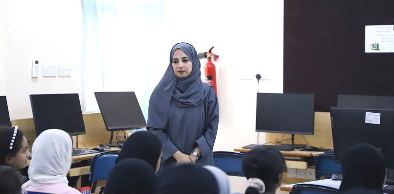 مركز مدرسة النور الصيفي للبنات بصلالة يستضيف اللجنة العمانية لحقوق الإنسان  