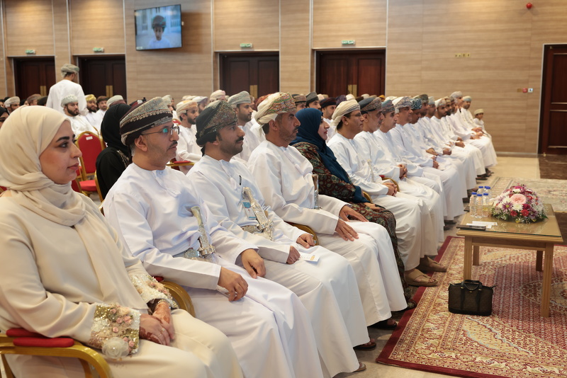 تعليمية جنوب الباطنة تحتفل بتوزيع شهادات  (772 ) خريجا ضمن برامج المهد التخصصي للتدريب المهني للمعلمين 