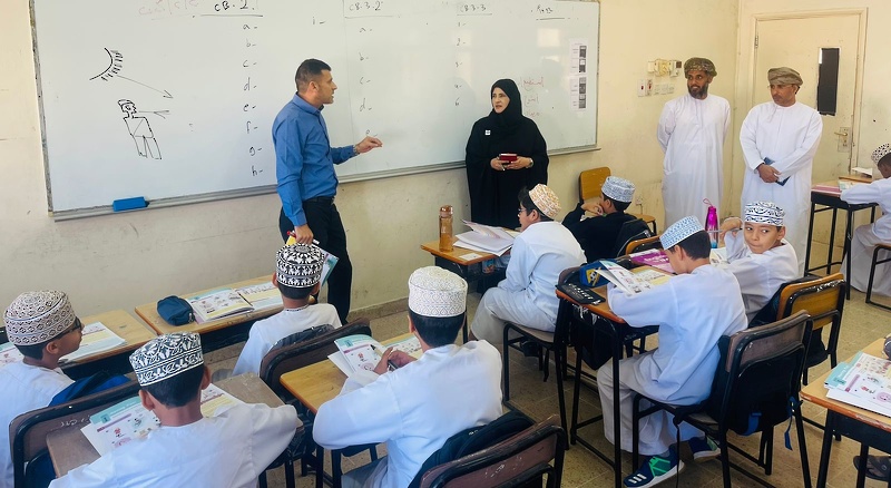 متابعة تطبيق الخطة التنفيذية لتحسين البيئة المدرسية في المدارس التي تعمل بنظام الفترتين بتعليمية ظفار