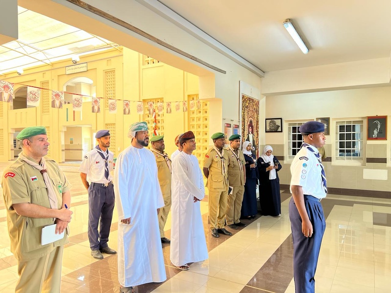 مدير عام المديرية العامة للكشافة والمرشدات يزور مدرسة السلطان قابوس بنين