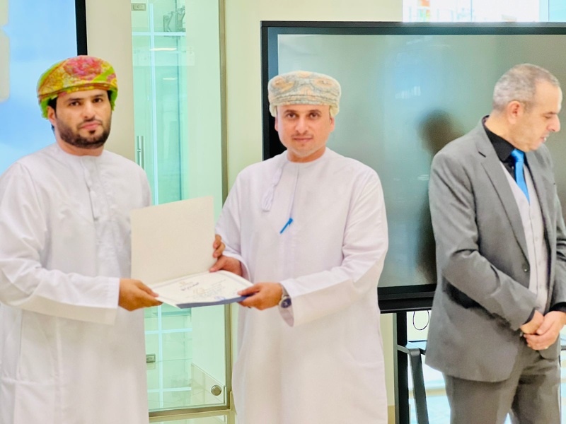 تعليمية ظفار تختتم برنامج المشتريات وإدارة التوريد والتخزين