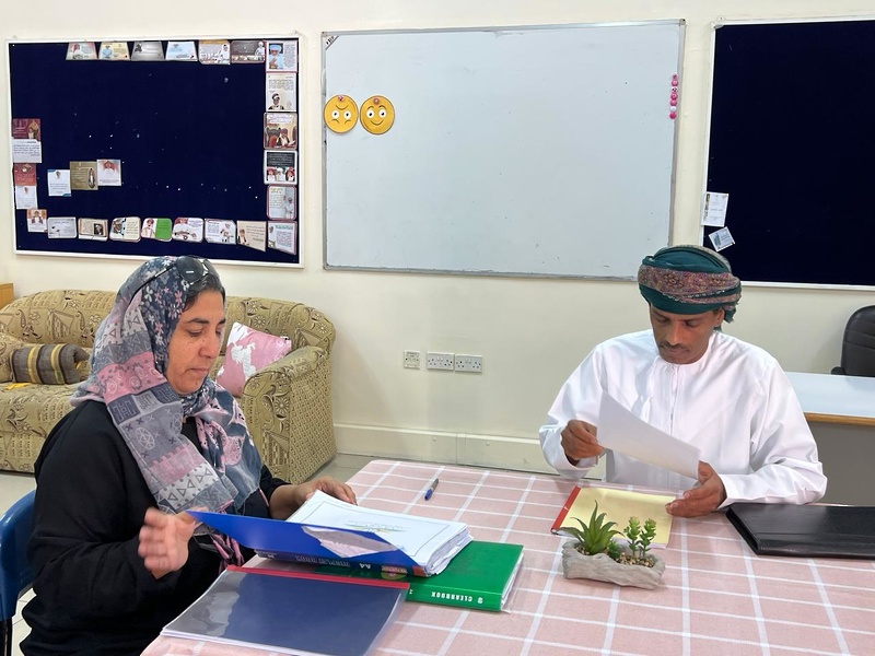 تنفذ برنامج الإشراف بالفريق للمدارس ذات الكثافة العالية والتي لا يوجد بها معلم أول  بتعليمية ظفار