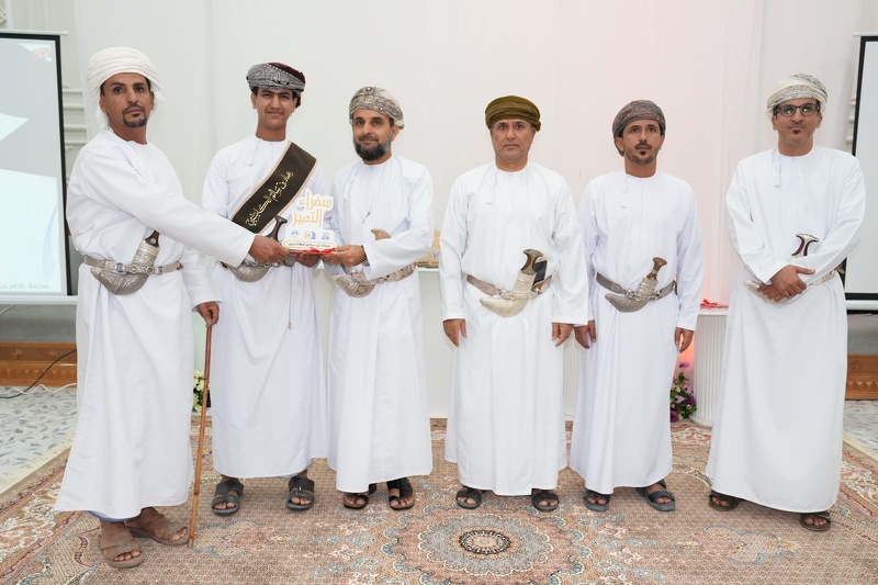 والي جعلان بني بوعلي يكرم المجيدين بمدرستي عاصم بن عدي والجوابي للتعليم الاساسي