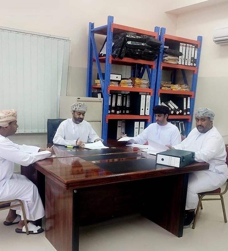 فريق المتابعة الفنية بدائرة الوثائق بوزارة التربية والتعليم يزور تعليمية محافظة الظاهرة