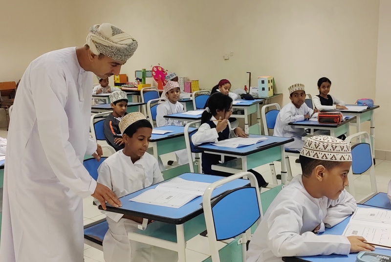 مدير عام تعليمية ظفار يزور الاختبارات الوطنية للصفوف المرحلية بتعليمية ظفار
