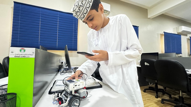 إعداد طلبة الدمج السمعي للمشاركة في منافسات الروبوت على مستوى محافظة ظفار