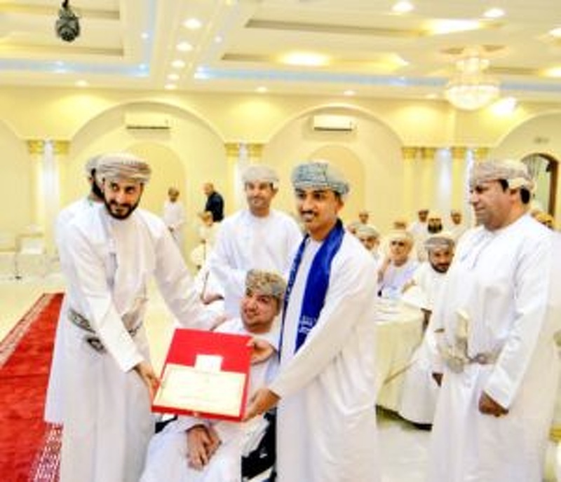 مدرسة جميل بن خميس السعدي تكرم الطلبة المجيدين