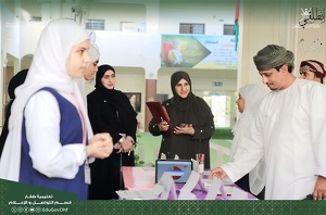 المديرة العامة بتعليمية ظفار تقوم بزيارات ميدانية للمدارس المسائية للوقوف على العملية التعليمية